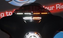 CD DRL WINDSHIELD TRIM WITH TURN SIGNALS FOR H-D™ BATWING